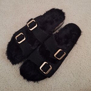 NWOT Ardene Black Faux Fur Sandals with Gold Buckles Size 9